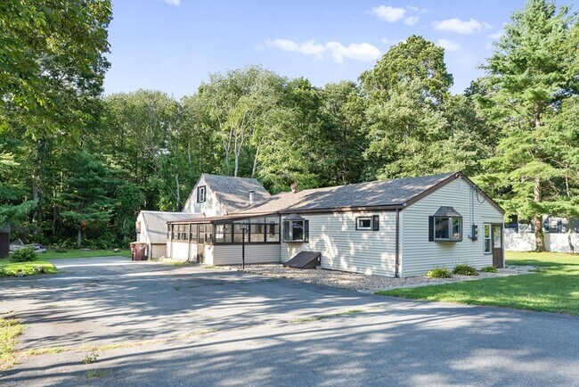 Building Photo - 33 Park Dr