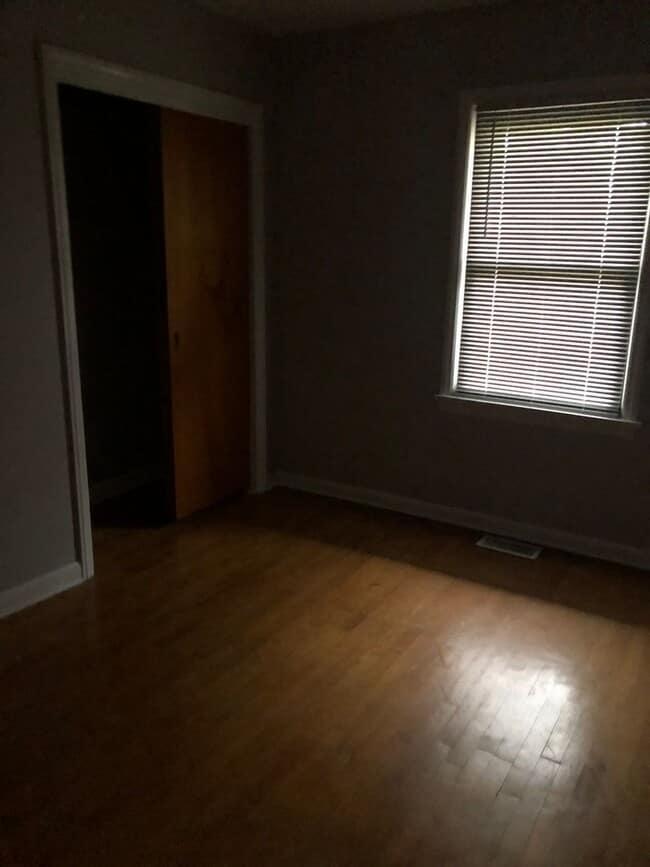 Building Photo - 3 Bedroom/1 Bath - Near Hoosier Park Racing and Casino