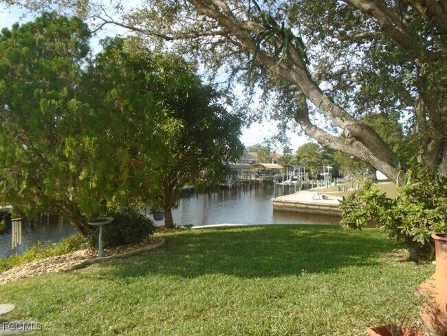 Building Photo - 991 April Ln