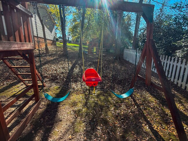 Building Photo - 7601 Bedfordshire Dr