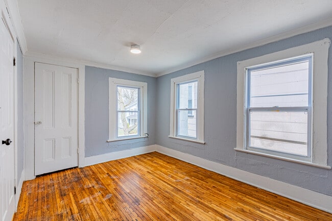 Building Photo - 383 Champlain St