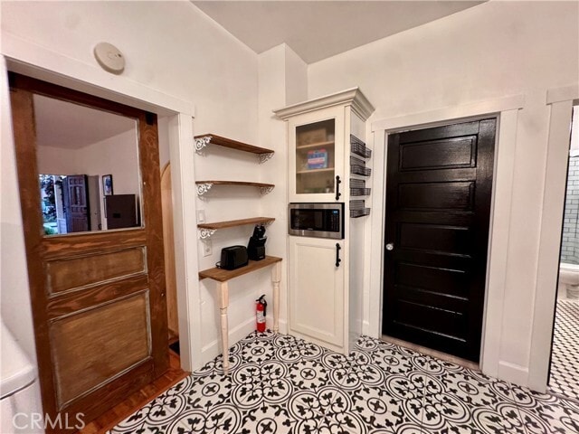 Building Photo - 323 W 18th St