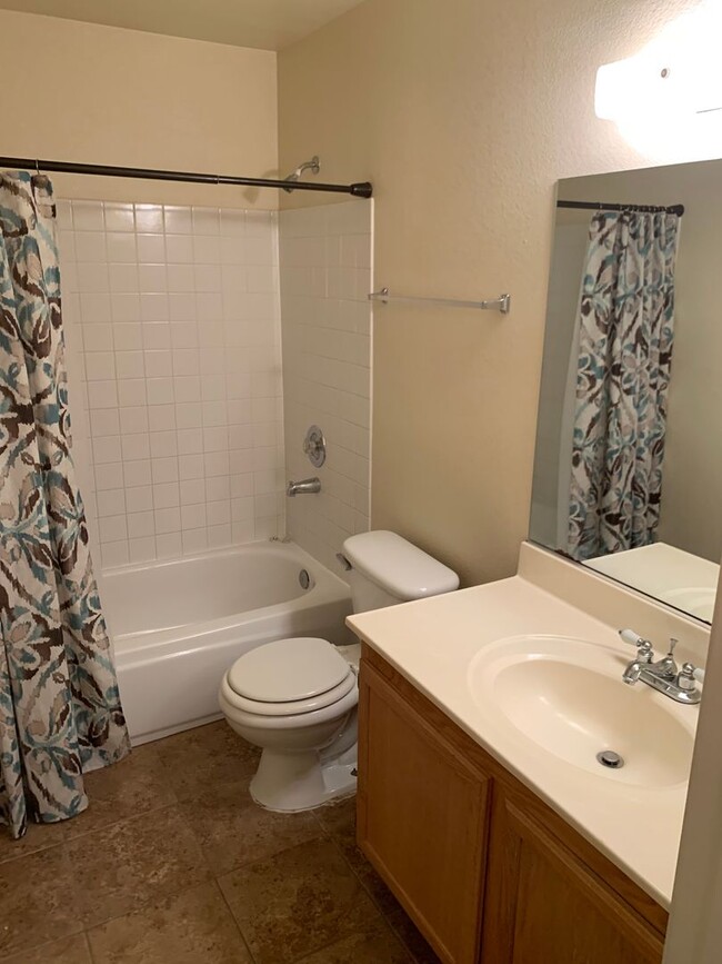 Building Photo - 2 bedroom, 2 bathroom upstairs condo in Ro...