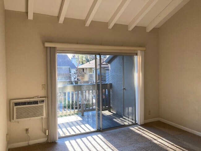 Building Photo - 1 bedroom upstairs unit in Walnut Park