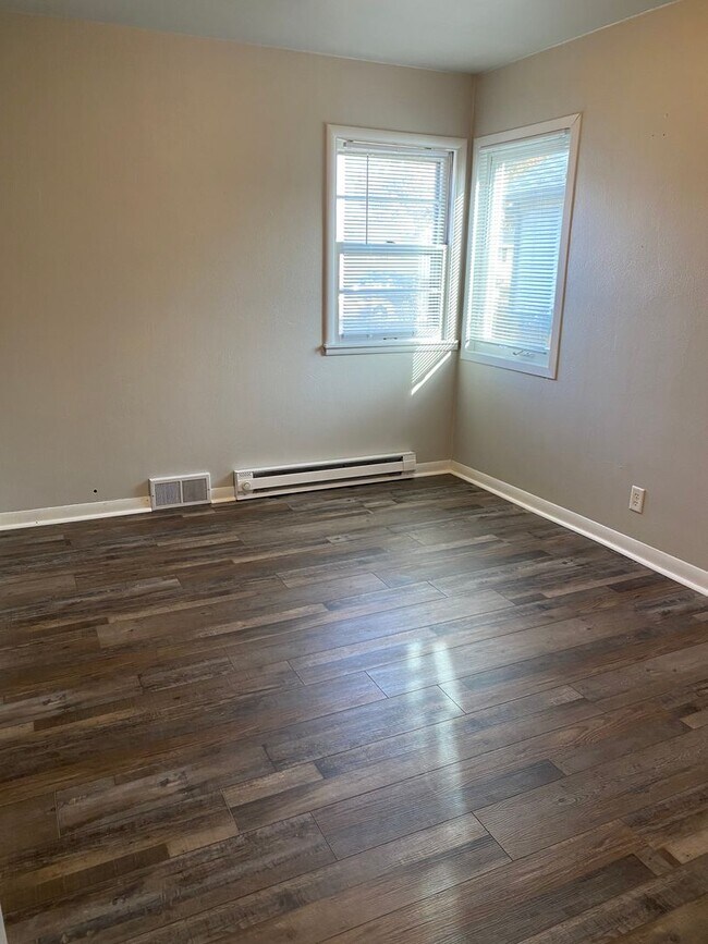 Building Photo - A must see!!! This spacious and newely upd...