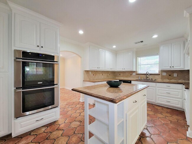 Building Photo - BEAUTIFUL LARGE 4 BEDROOM 2.5 BATH HOME