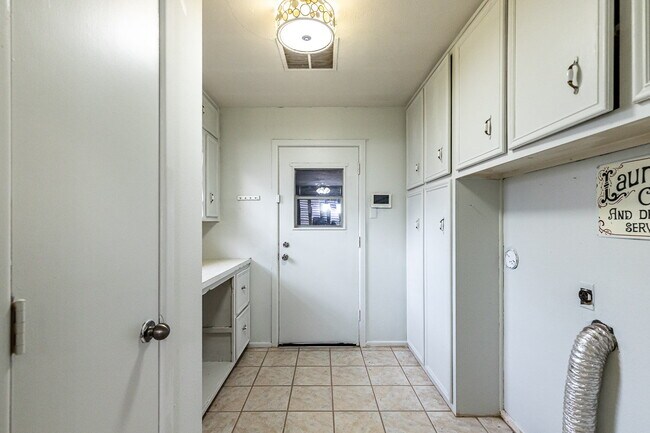 Building Photo - Charming 3 bedroom 2 bathroom