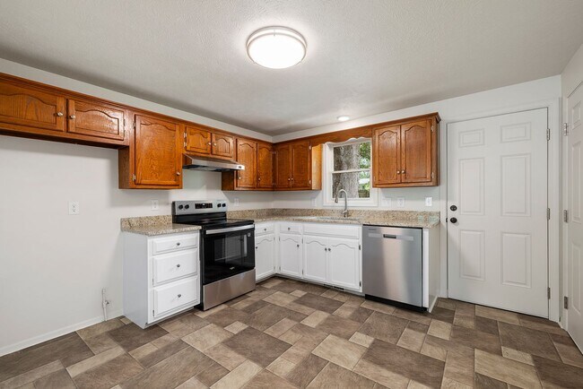 Building Photo - Charming Updated Home with 1-Car Garage, Fenced Backyard & Modern Finishes