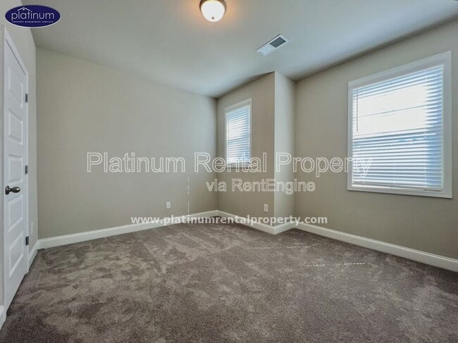 Building Photo - 2360 Manor Pointe Dr