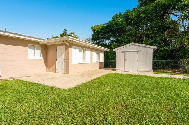 Building Photo - Charming 3 Bedroom Corner Lot Ormond Beach...