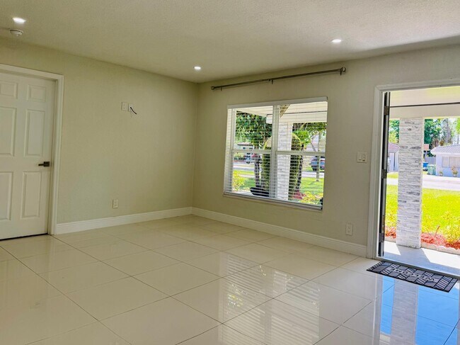 Building Photo - 4640 NE 5th Ave