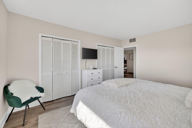 Building Photo - 2555 NE 11th St