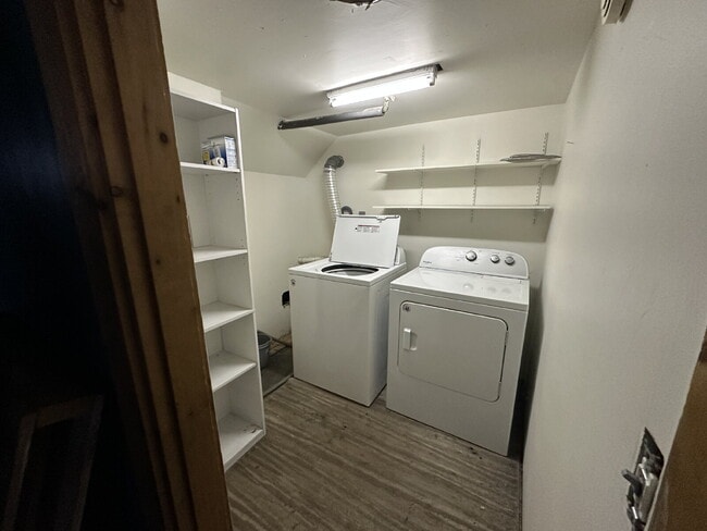 Building Photo - Charming 4-Bed / 1.5-Bath Home in Quiet Springvale Neighborhood