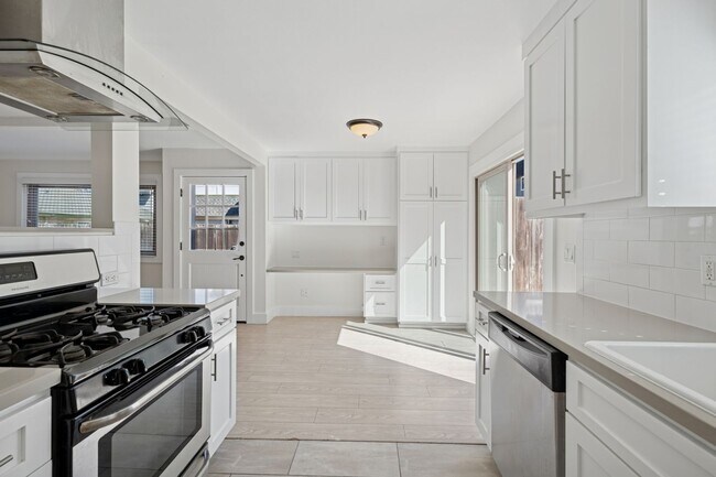 Building Photo - 2048 Garden Ln