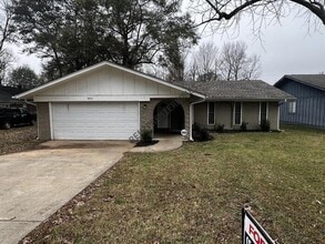 Building Photo - 8403 Woodview Dr E