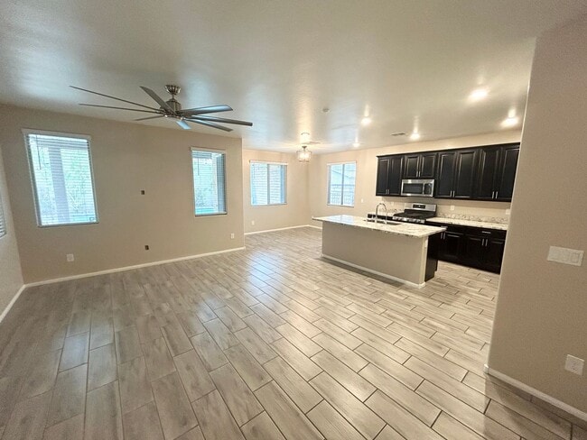 Building Photo - 3/BD 2.5/BA Bright & Stylish Mountain’s Ed...