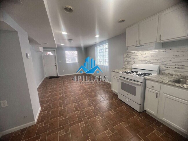 Building Photo - "Cozy 1-Bedroom Duplex Gem on Sohl Avenue - Plenty of Comfort!"