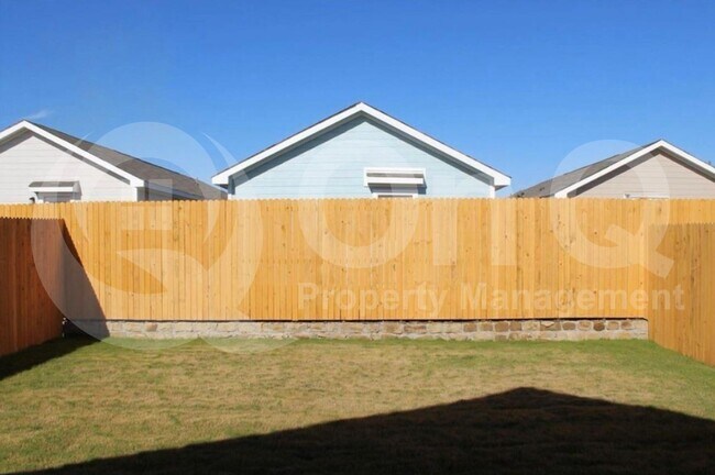 Building Photo - 204 Thresher Ln
