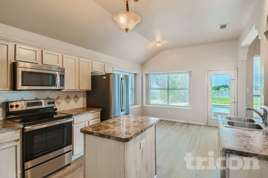 Building Photo - 761 Meghann Ln