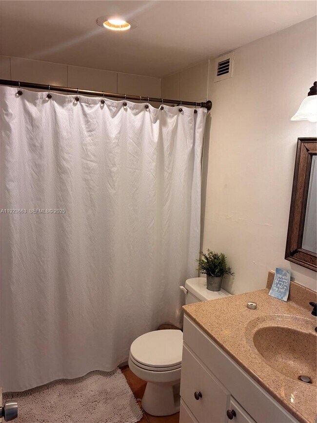 Building Photo - 400 Kings Point Dr