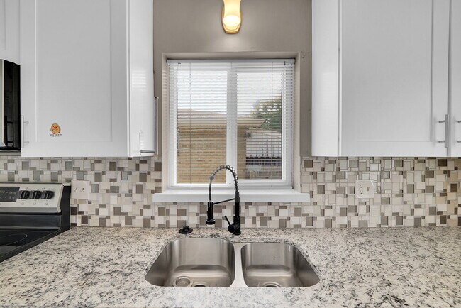 Building Photo - $3,195.00, 5 bed, 2 bath located in Denver