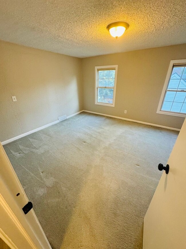 Building Photo - Stunning 8 bedroom House In Fantastic Neig...
