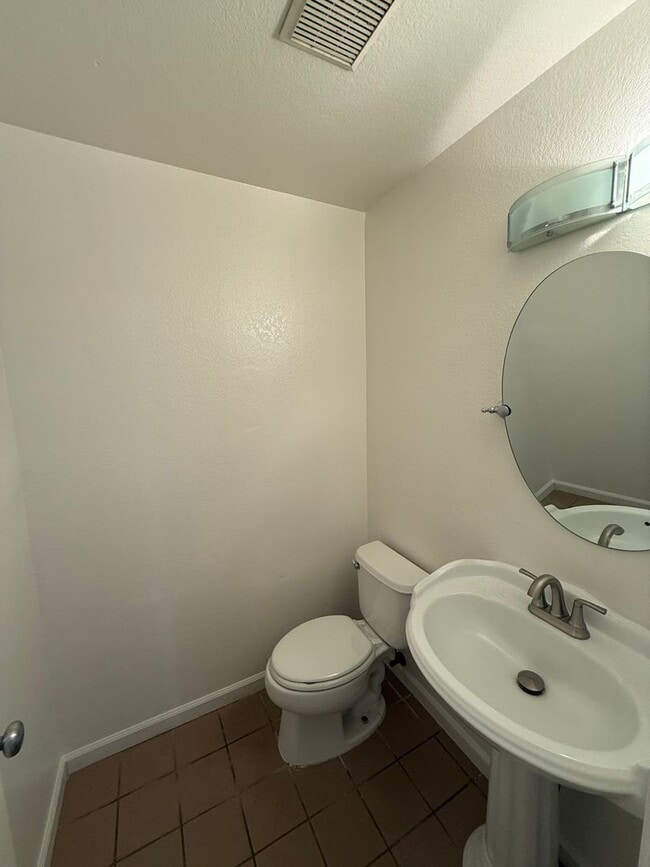 Building Photo - 2 BEDROOM TOWNHOUSE