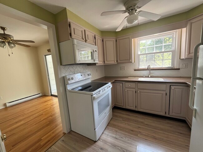 Building Photo - 1 Silvermine Manor