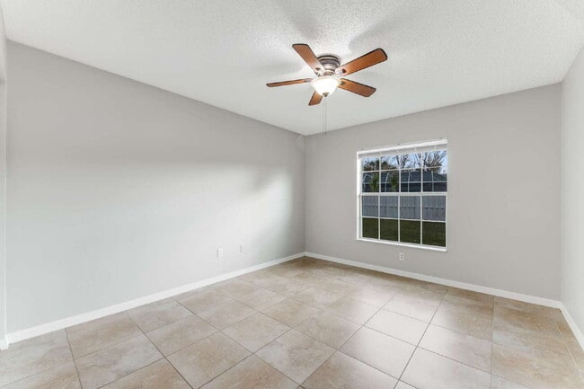 Building Photo - Spacious 3 Bedroom Home with Large Yard in Palm Coast