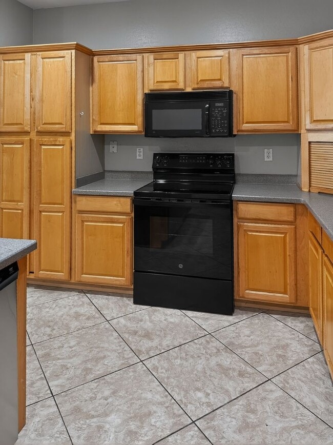 Building Photo - Single-level 4 bed, 2 bath home with tandem 3-car garage and RV gate.