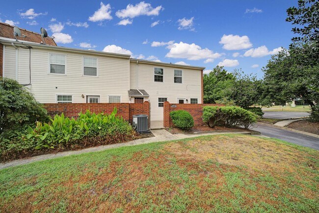 Building Photo - Lovely 3 Bed 2.5 Bath Home!