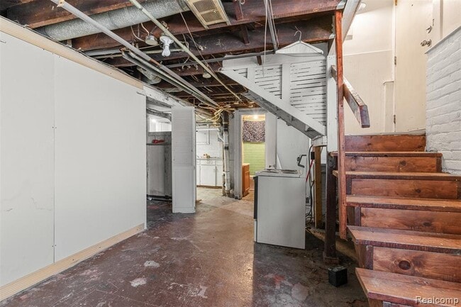 Building Photo - 15404 Normandy St