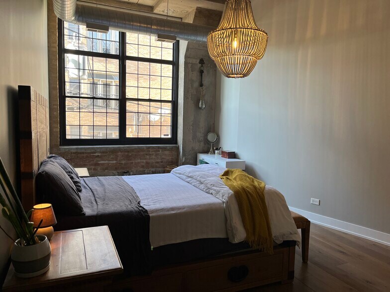 Main Bedroom - 17 N Loomis St