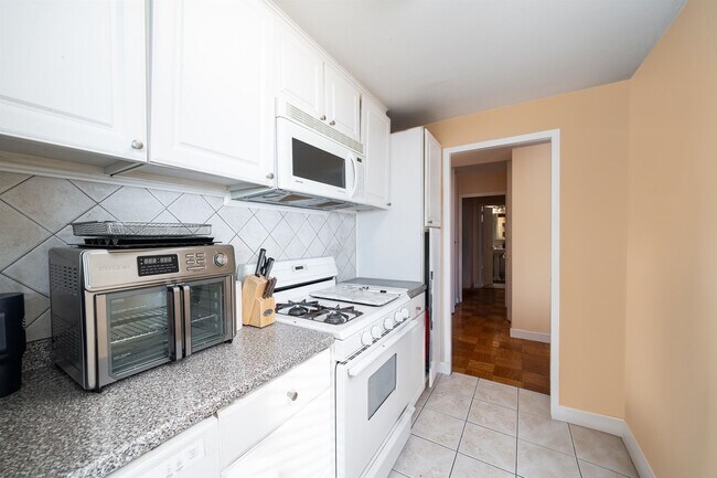 Building Photo - 6040 BLVD E