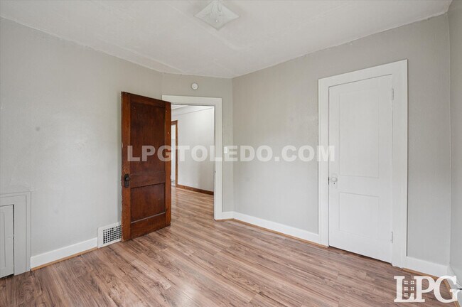 Building Photo - 2224 W Sylvania Ave