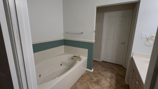 Building Photo - 408 Hidden Oaks Cir