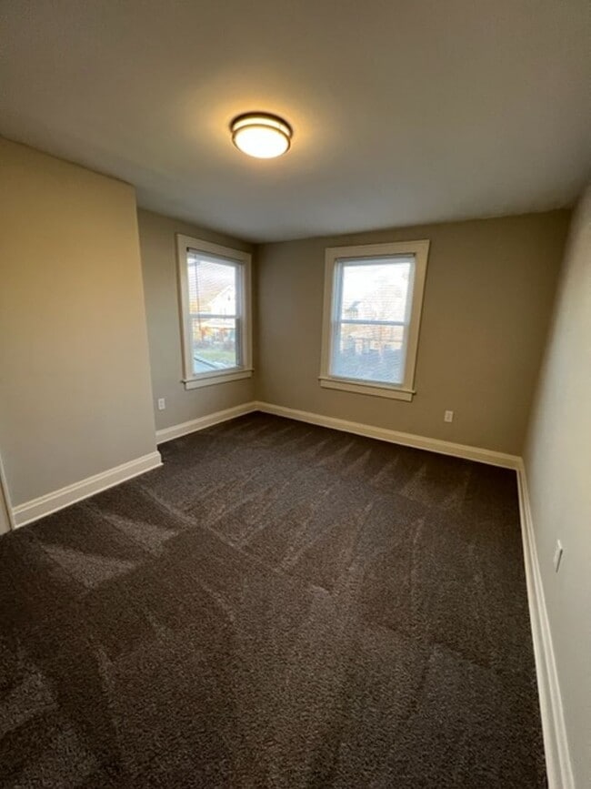 Building Photo - *Rare Find* Updated 3 Bedroom 2 Bathroom H...