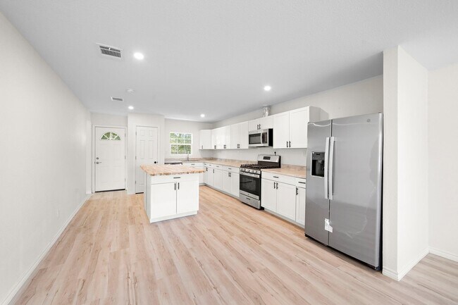 Building Photo - 305 E Humble St