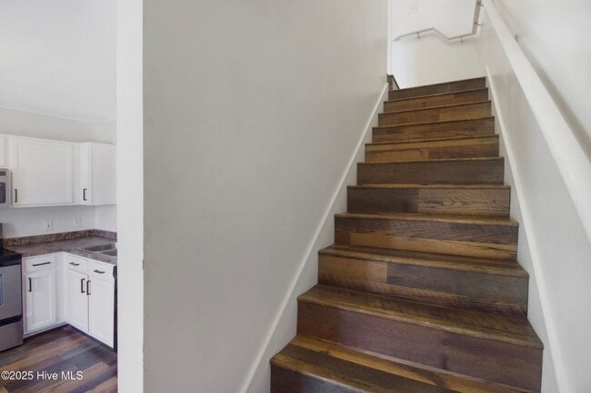 Building Photo - SHORT TERM Townhome Available!