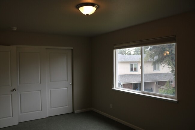 Building Photo - Gorgeous, spacious 3/2.5 with garage and o...