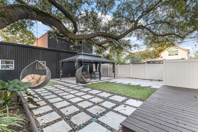 Building Photo - 315 W 9th St