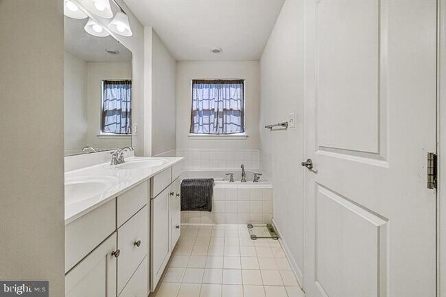 Building Photo - 8659 Rosecrans Ln