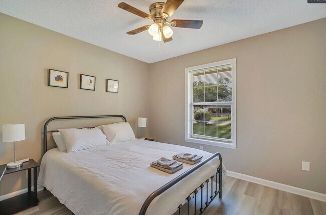 Building Photo - Available June 22nd! Beautiful