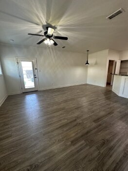 Building Photo - Spacious 3/2/2