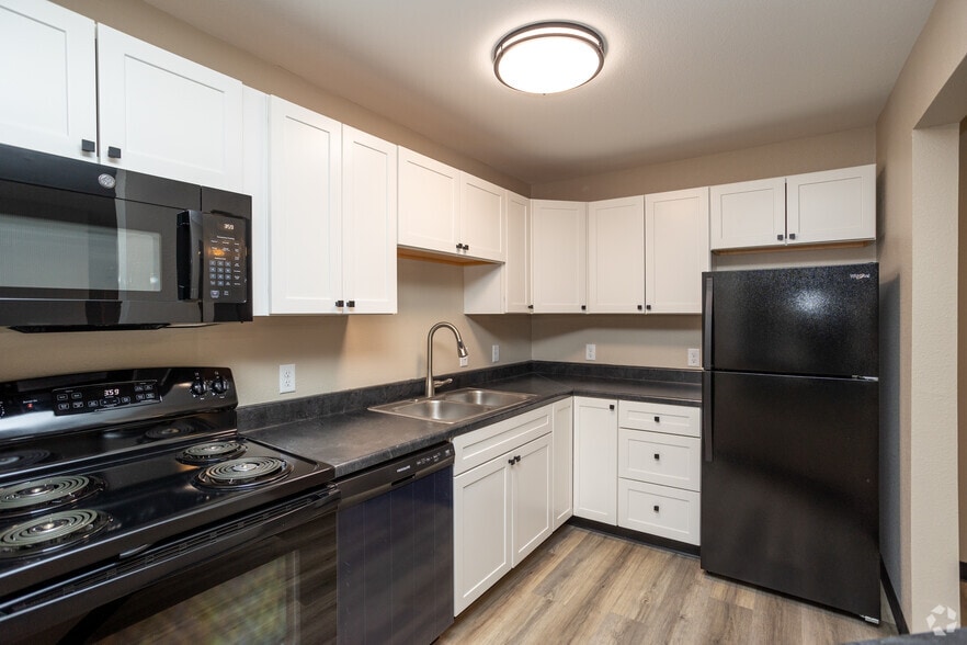 NEW 1BR, 1BA - 728SF - Kitchen - Bennington Hill Apartments