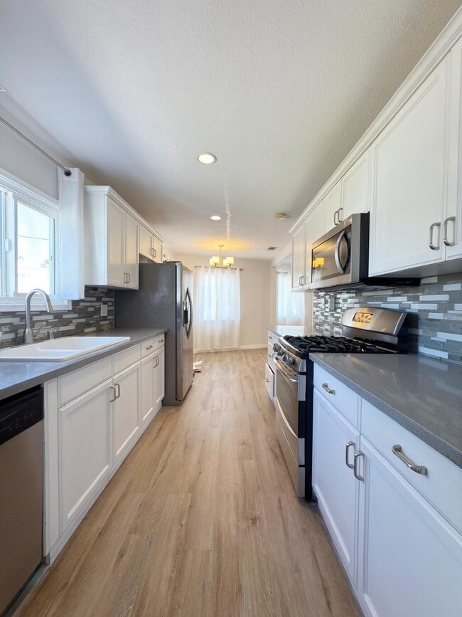 Building Photo - Atwater Village Bungalow Unit #1