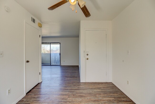 Building Photo - UPDATED 2 BEDROOM CONDO- Available August ...
