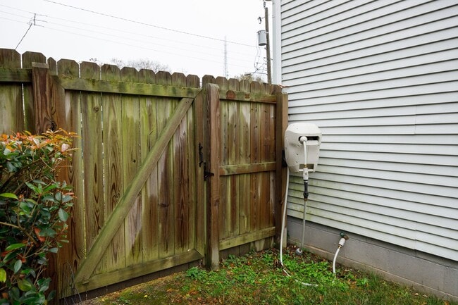 Building Photo - Quaint 3 Bedroom/2 Bath Home Located Near ...