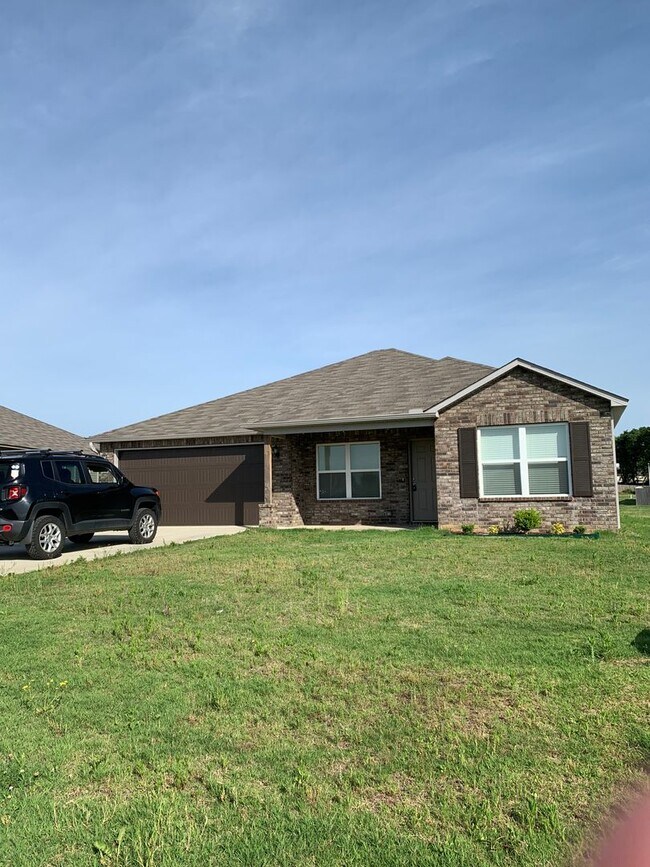 Building Photo - Newer 4bed/2bath home near ASU and NEA Hos...