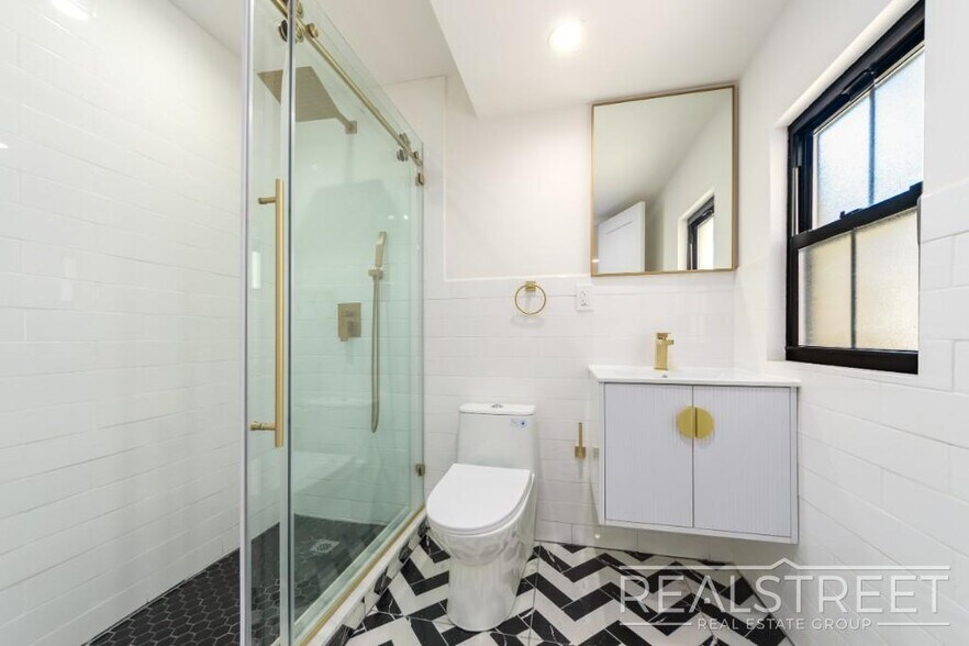 Building Photo - 3 Bed 2 Bath with W/D & Terrace!